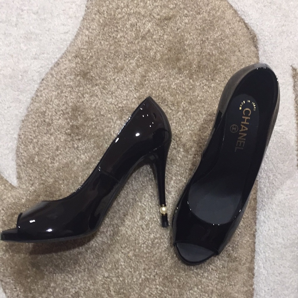 black with pearl chanel heels - Picture 3 of 8